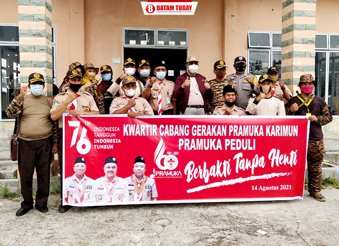 Ka. Kwarcab Pramuka Kabupaten Karimun H. Anwar Hasyim berfoto bersama pengurus Kwaran Pramuka Kecamatan Durai